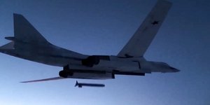 Ρωσικό βομβαρδιστικό Tu-160 εκτοξεύει πύραυλο, σε πρόσφατη άσκηση