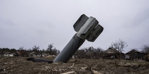 Η ουρά ενός βλήματος προεξέχει σε μια κατοικημένη περιοχή στην Ουκρανία