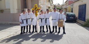 νέοι αναβιώνουν Τα Ρουσάλια Ένα αρχαίο έθιμο που γίνεται κάθε Δευτέρα του Πάσχα