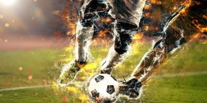 Δύο παίκτες κλωτσούν μία μπάλα