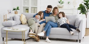 Οικογ΄πενεια σε καθιστικό