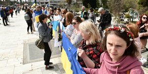 Συγκέντρωση Ουκρανών έξω από την Βουλή κατά την διάρκεια της ομιλίας στην Ολομέλεια μέσω τηλεδιάσκεψης του Προέδρου της Ουκρανίας Βολοντιμιρ Ζελένσκι