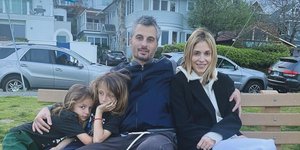 Η Σοφία Καρβέλα με τον Θανάση Πανουργιά και τα παιδιά τους