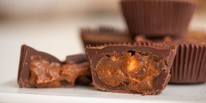 Σοκολατάκια γεμιστά με καραμέλα και αλμυρά φιστίκια