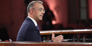 σταικουρας πλάι εξηγει 