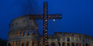 Με λαμπρότητα γιορτάζεται η Μεγάλη Παρασκευή των Καθολικών στο Κολοσσαίο της Ρώμης