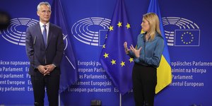 Ο Γενικός Γραμματέας του ΝΑΤΟ, Γενς Στόλτενμπεργκ και η πρόεδρος του Ευρωπαϊκού Κοινοβουλίου, Ρομπέρτα Μετσόλα, στις Βρυξέλλες