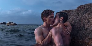 Σκηνή από την ταινία Firebird με τους δυο πρωταγωνιστές να φιλιούνται 