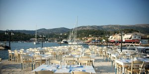 λευκα τραπεζια λιμανι