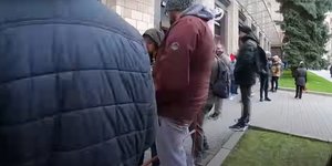 Τεράστιες οι ουρές για ένα γραμματόσημο «άντε γαμ@@@ Moskva»