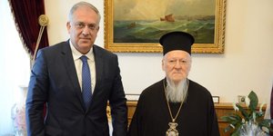Ο Τάκης Θεοδωρικάκος με τον Οικουμενικό Πατριάρχη Βαρθολομαίο