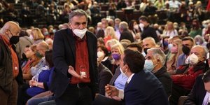 Ευκλείδης Τσακαλώτος και Αλέξης Τσίπρας, σε στιγμή έντασης στο Συνέδριο του ΣΥΡΙΖΑ