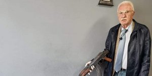 Ο Γιώργος Τσούκαλης με το ένα από τα καλάσνικοφ που εντοπίστηκαν