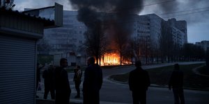 Ουκρανία: Κτίριο στο Χάρκοβο φλέγεται από ρωσικό βομβαρδισμό