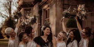 γυναίκα με μαύρο νυφικό