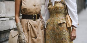 γυναίκες με φορέματα