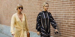 2 γυναίκες με φορέματα