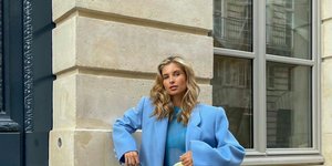 γυναίκα με μίνι φούστα