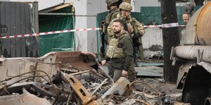 Ο Ουκρανός πρόεδρος Ζελένσκι στη Μπούσα, μετά τη σφαγή