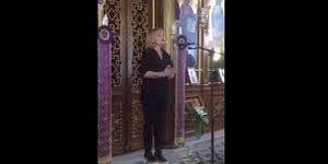 Η Ελεωνόρα Ζουγανέλη ψέλνει το Πάσχα, στη Μύκονο