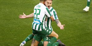 Ο Μπαρτ Σένγκεφελντ πανηγυρίζει το γκολ του κόντρα στον Άρη