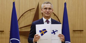  O ΓΓ του ΝΑΤΟ Γενς Στόλτενμπεργκ με τις αιτήσεις που κατέθεσαν Σουηδία και Φινλανδία