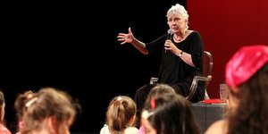 Η Ξένια Καλογεροπούλου διηγείται ένα παραμύθι σε παιδιά