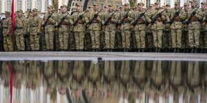 Ρώσοι στρατιώτες παρελαύνουν στις 9Μαΐου