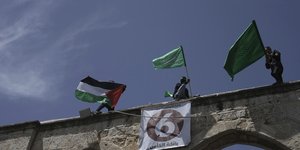 Ακτιβιστές ανεμίζουν σημαίες της Παλαιστίνης και της Χαμάς στην παλιά πόλη της Ιερουσαλήμ κατά τη διάρκεια του Ραμαζανιού