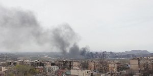 Η βομβαρδισμένη Μαριούπολη και στο βάθος το εργοστάσιο Αζοφστάλ