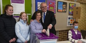 O απερχόμενος πρωθυπουργός της Αυστραλίας, Σκοτ Μόρισον κι η σύζυγός του ψήφισαν σε εκλογικό κέντρο στο Σίδνεϊ 