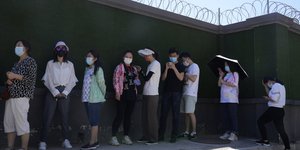 Πεκίνο: Ουρές πολιτών σε διαγνωστικό κέντρο για την Covid-19