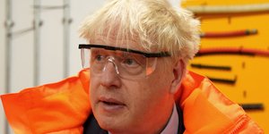 O Βρετανός πρωθυπουργός Μπόρις Τζόσον σε εγκαταστάσεις εταιρείας στο Ντάρλινγκτον της Αγγλίας 