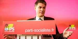 O επικεφαλής του PS Ολιβιέ Φορ τάχθηκε με τον Μελανσόν