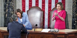 Η Αντιπρόεδρος των ΗΠΑ, Καμάλα Χάρις, χαιρετά τον Έλληνα πρωθυπουργό, Κυριακό Μητσοτάκη, κατά την ομιλία του στο Κονγκρέσο