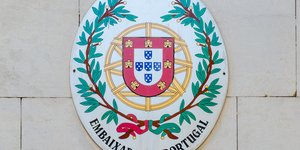 Ο Θυρεός της Πορτογαλίας στην είσοδο της πρεσβείας της στη Μόσχα