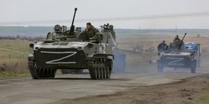 Ρώσοι στρατιώτες με τεθωρακισμένα κοντά στη Μαριούπολη