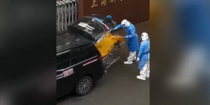 Η στιγμή που οι εργαζόμενοι ανακαλύπτουν ότι ο ασθενής είναι ζωντανός στη Σαγκάη