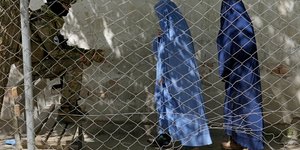 Μαχητής των Ταλιμπάν κάνει έλεγχο σε γυναίκες ενδεδυμένες σύμφωνα με τις αποφάσεις της κυβέρνησης