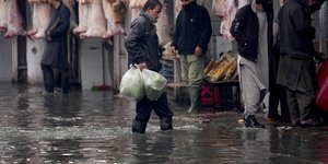 Πλημμυρισμένη αγορά στην Καμπούλ του Αφγανιστάν