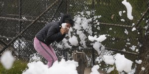 Μια γυναίκα προσπαθεί να αποφύγει τα σύννεφα τοξικού αφρού που υψώνονται από τον ποταμό Balsillas στη γειτονιά Los Puentes στη Mosquera της Κολομβίας