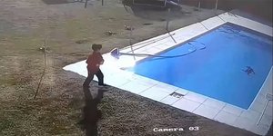 Η στιγμή που ένας 5χρονος σώζει τον σκύλο του από πνιγμό
