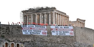 Πανό του ΚΚΕ στην Ακρόπολη