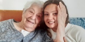 Η Αμάντα Γεωργιάδη μαζί με τη γιαγιά της