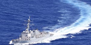 Πλοίο του Αμερικανικού Ναυτικού πραγματοποιεί διέλευση στο Στενό της Ταϊβάν