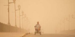 Αμμοθύελλα χτύπησε το Ιράκ, το Κουβέιτ και τη Σ. Αραβία