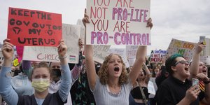 Διαδήλωση για το δικαίωμα στην άμβλωση στο Καπιτώλιο της πολιτείας της Γιούτα την Πέμπτη 5 Μαΐου 2022, στο Σολτ Λέικ Σίτι 