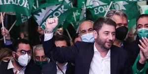 Ο Νίκος Ανδρουλάκης με σημαίες του ΠΑΣΟΚ πίσω