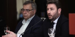 Ο Νίκος Ανδρουλάκης με τον Νίκο Χριστοδουλάκη παρουσιάζουν το προγραμματικό πλαίσιο του ΠΑΣΟΚ-ΚΙΝΑΛ