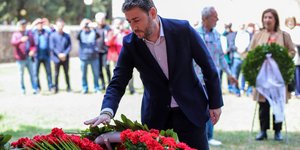 Ο Νίκος Ανδρουλάκης σε κατάθεση στεφάνων στην Καισαριανή την Πρωτομαγιά του 2022